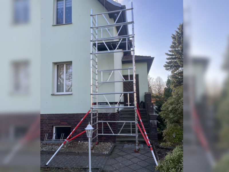 Fahrgerüst Mi TOWER PLUS im Einsatz – Aufbau an Fassade in Zeuthen